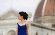 Темно-синее платье – универсальный наряд для любого случая Какое украшение одеть под синее длинное платье